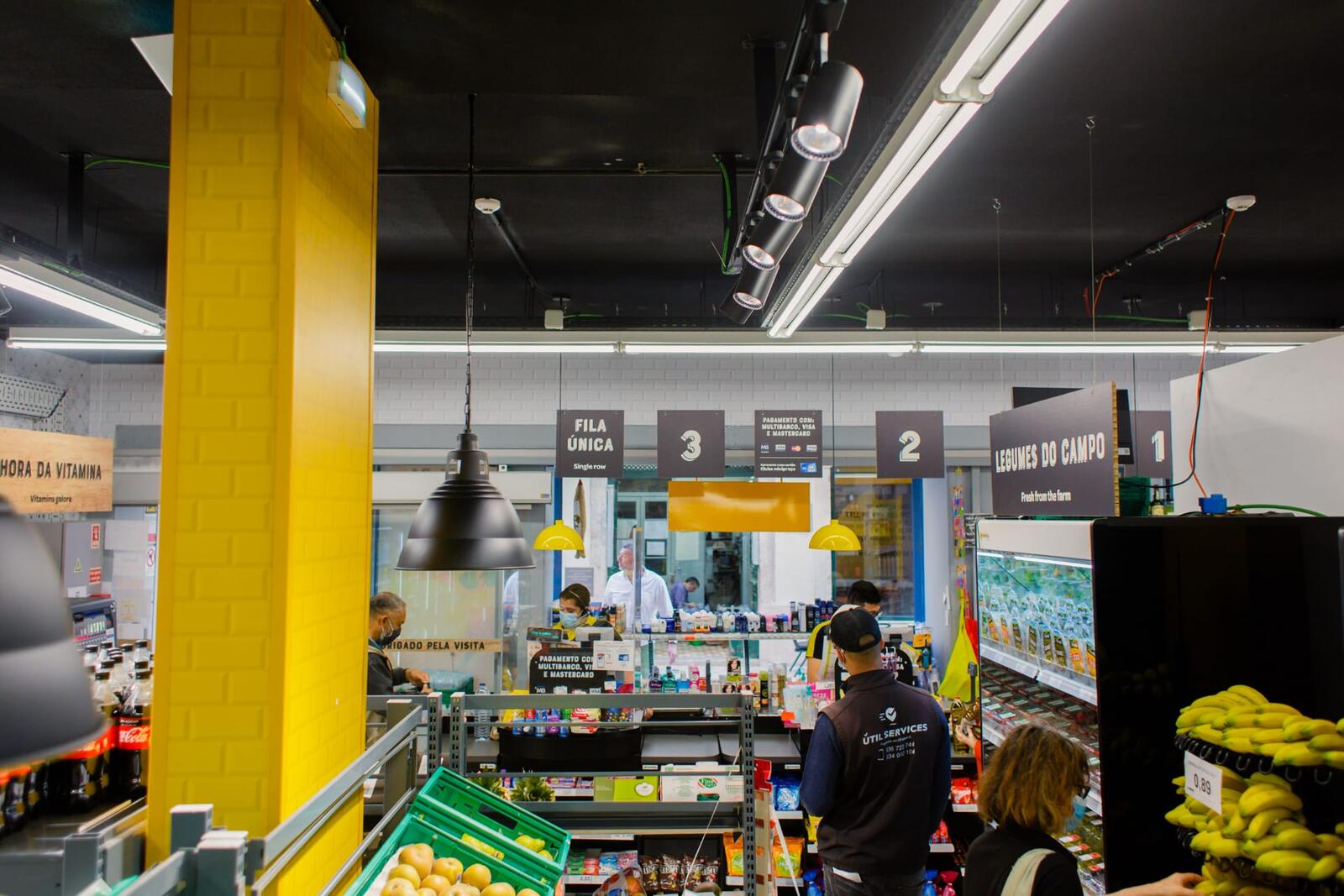 Zona de caixas registadoras do Mini Preço com sinalética numérica e fila única.