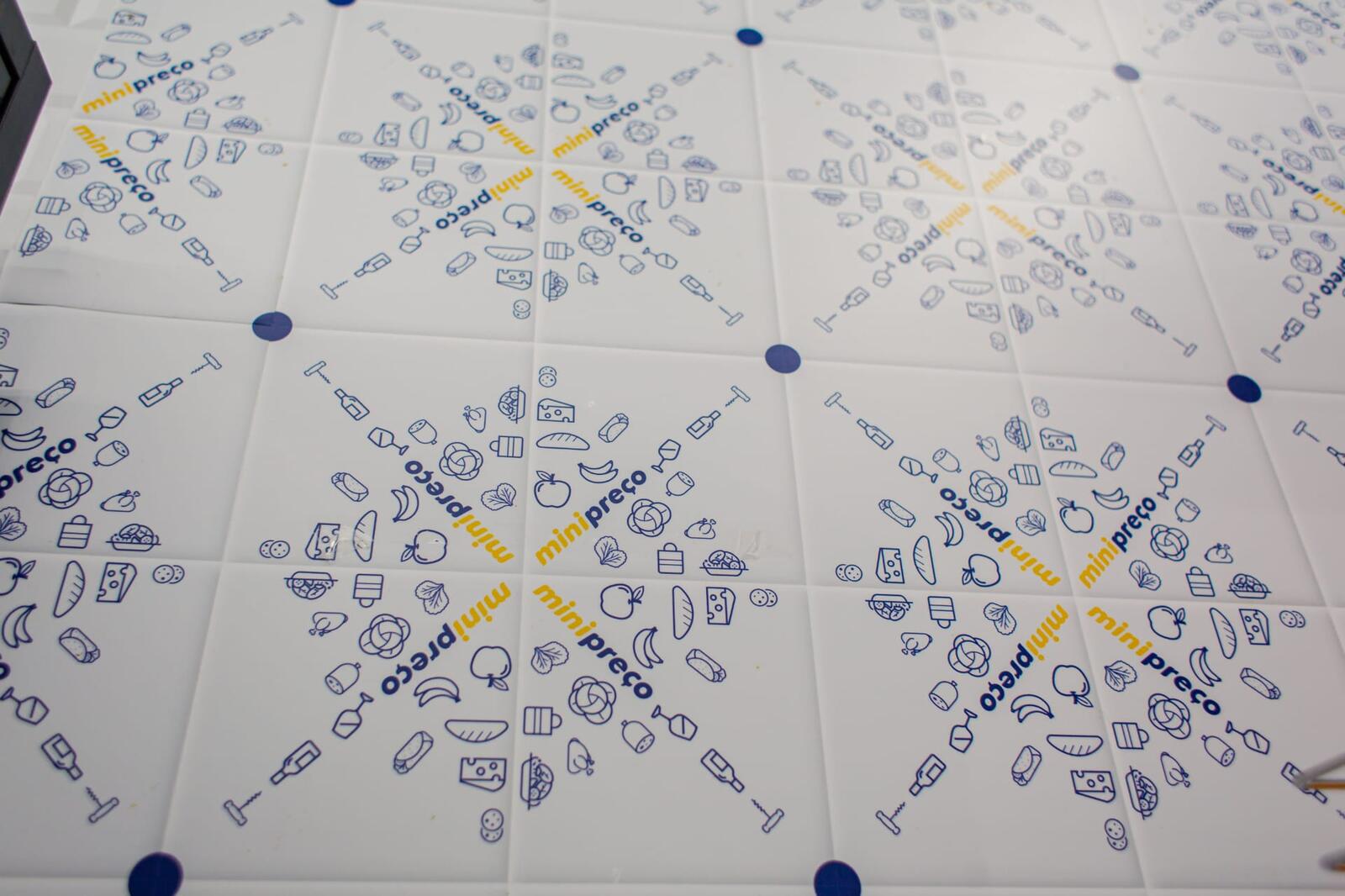 Detalhe do pavimento com padrão Mini Preço impresso em azulejo.